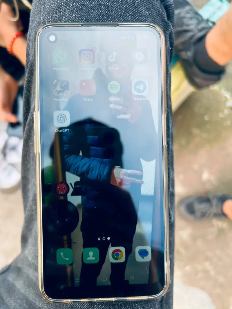 Smartphone con funda de coche deportivo - 4