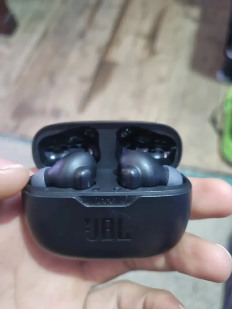 Audífonos inalámbricos JBL con estuche de carga - 2