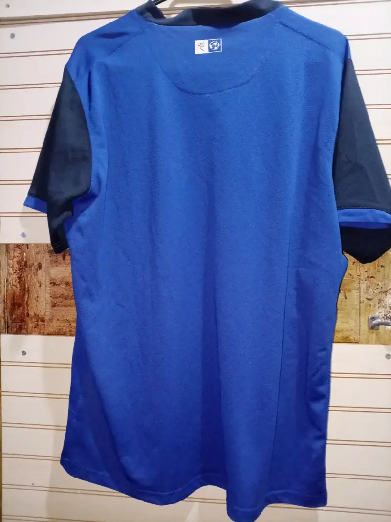 Polera deportiva azul y negra para hombre - 2