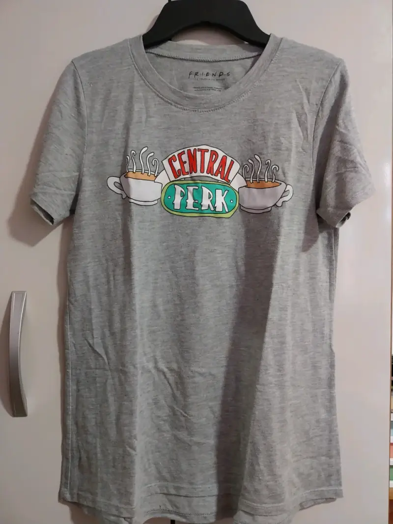 Polera gris Friends Central Perk original