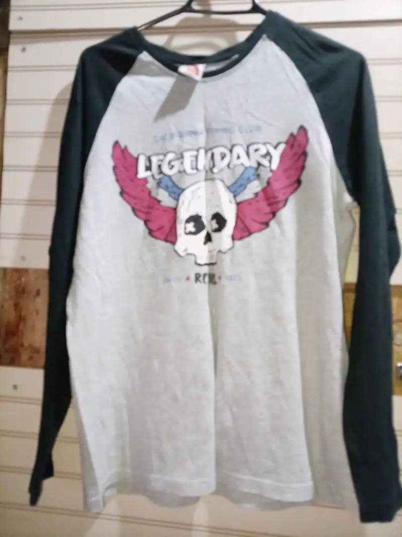 Polera manga larga Legendary con diseño de calavera
