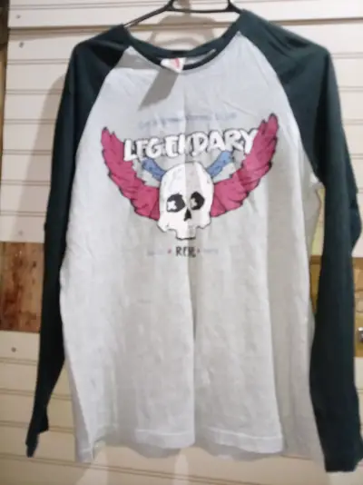 Polera manga larga Legendary con diseño de calavera - miniatura 1