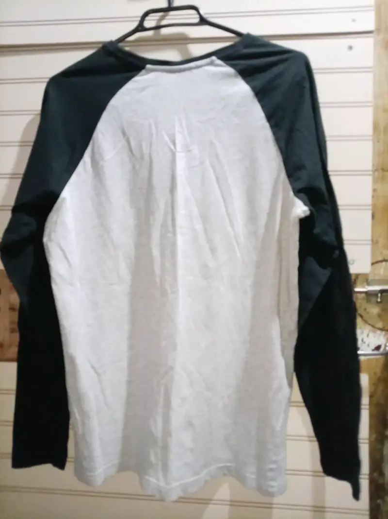 Polera manga larga Legendary con diseño de calavera - 2
