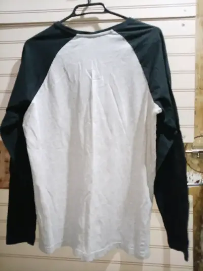 Polera manga larga Legendary con diseño de calavera - miniatura 2