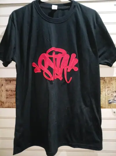 Polera negra con diseño rojo estilo urbano - miniatura 1