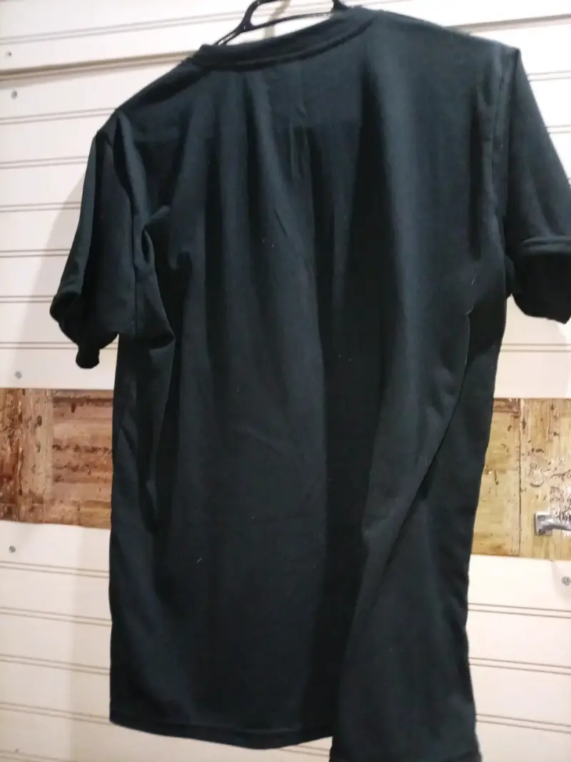 Polera negra con diseño rojo estilo urbano - 2