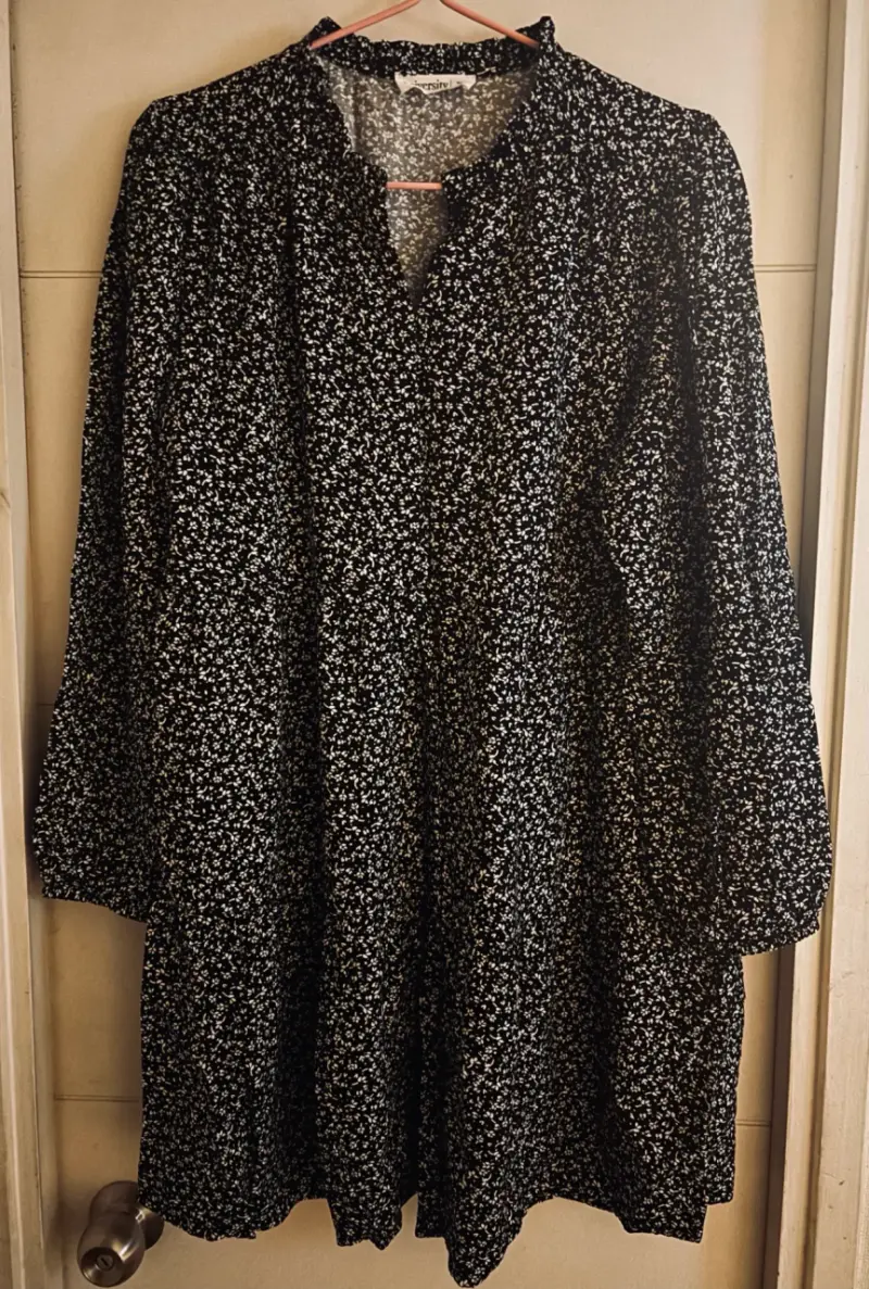 Vestido floral negro de manga larga