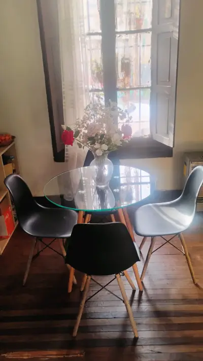 Mesa redonda de vidrio con sillas negras - miniatura 1