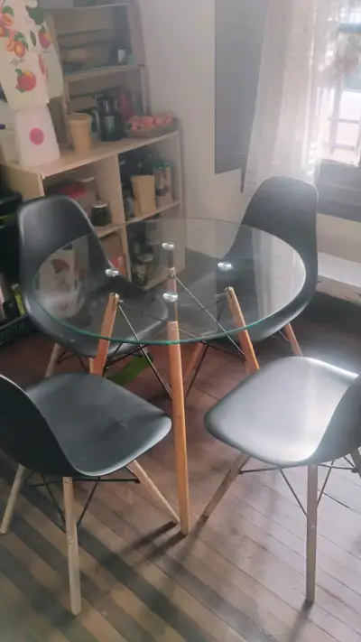 Mesa redonda de vidrio con sillas negras - miniatura 2