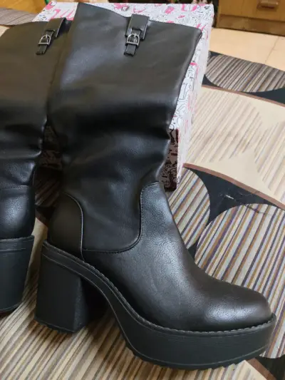 Botas negras de taco alto para mujer - miniatura 1