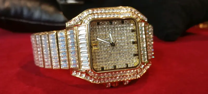 Reloj de lujo dorado con diamantes
