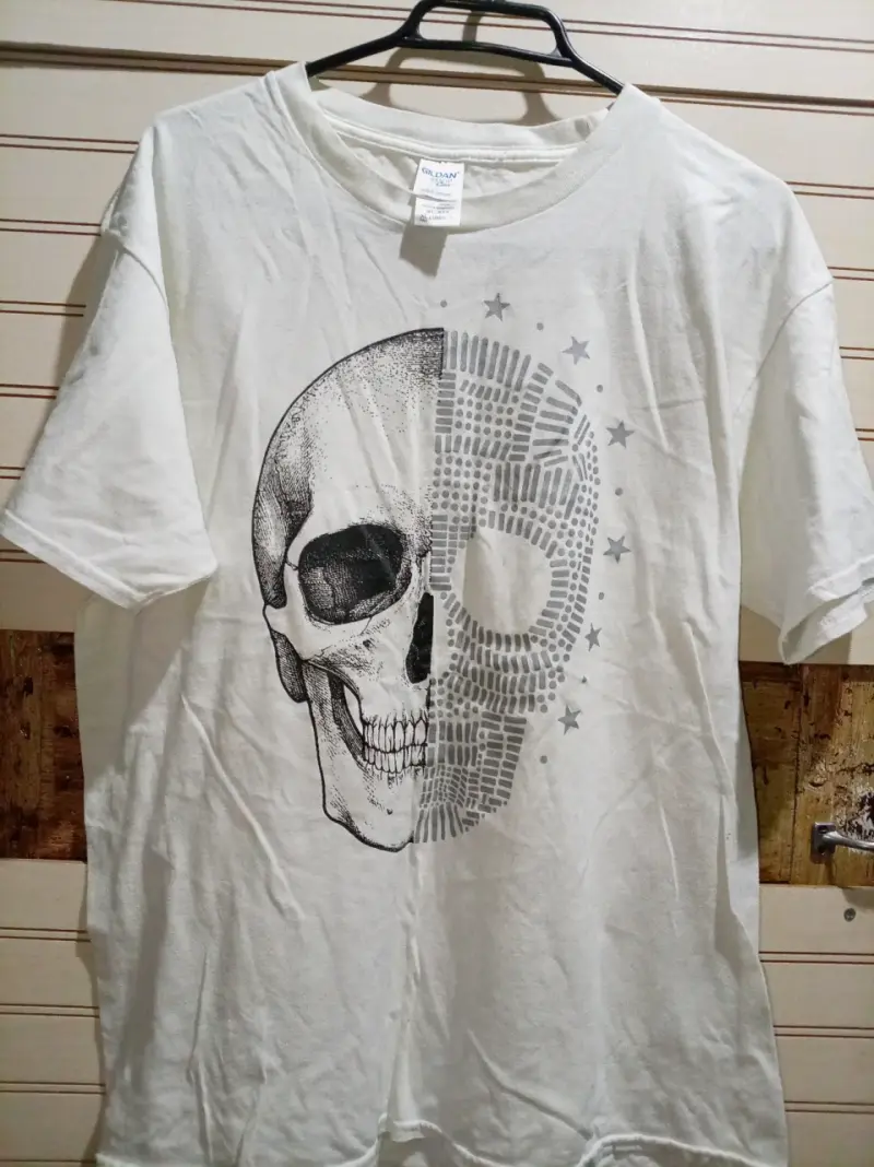 Polera blanca con diseño de calavera Gildan - 1