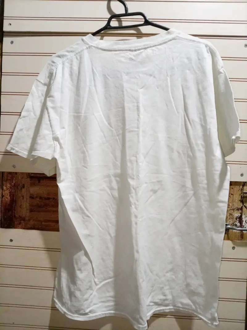 Polera blanca con diseño de calavera Gildan - 2