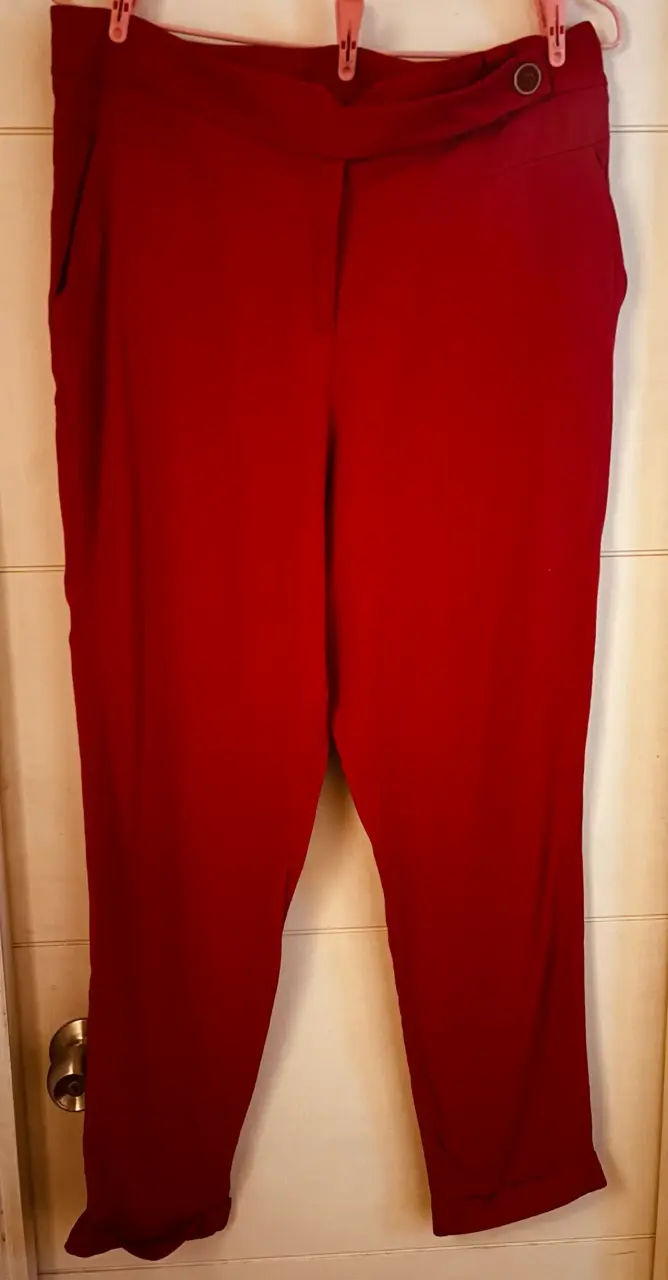 Pantalones rojos de mujer