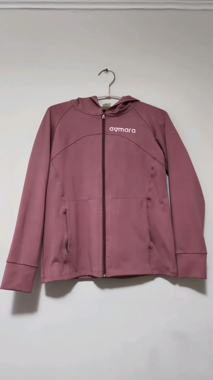 Chaqueta deportiva Aymara con capucha - 1