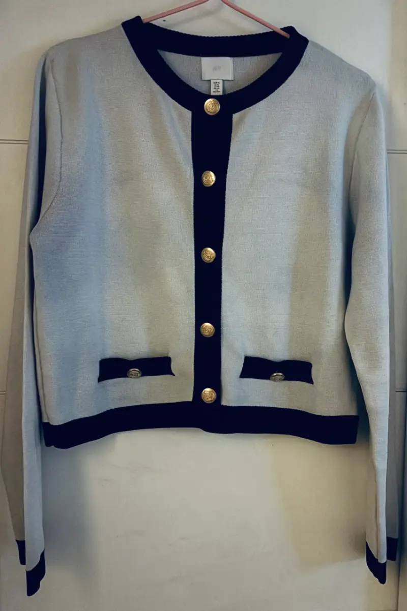 Chaqueta de punto gris con botones dorados