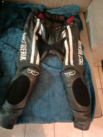 Traje de moto de cuero Berik negro con protecciones - miniatura 2