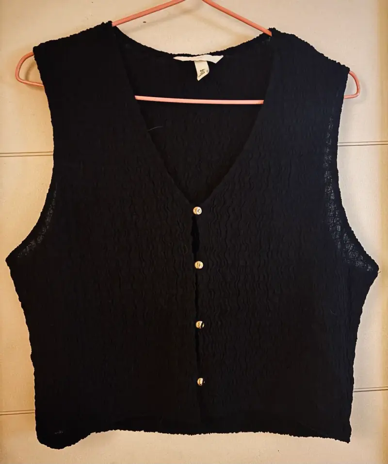 Blusa negra sin mangas con botones