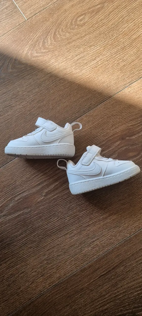 Zapatillas blancas para bebé Nike con velcro - 1
