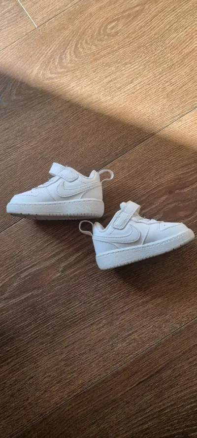 Zapatillas blancas para bebé Nike con velcro - miniatura 1