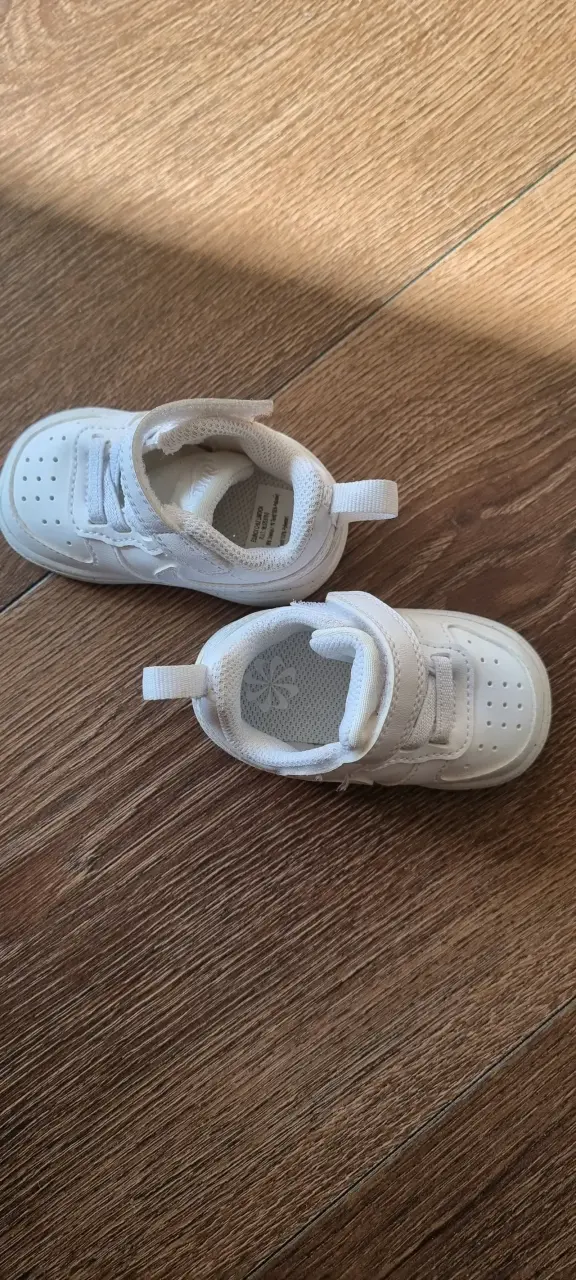 Zapatillas blancas para bebé Nike con velcro - 2