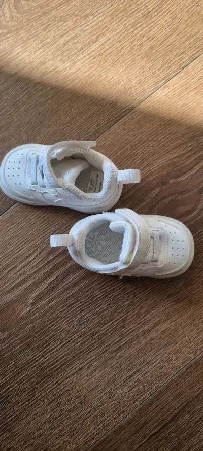 Zapatillas blancas para bebé Nike con velcro - miniatura 2