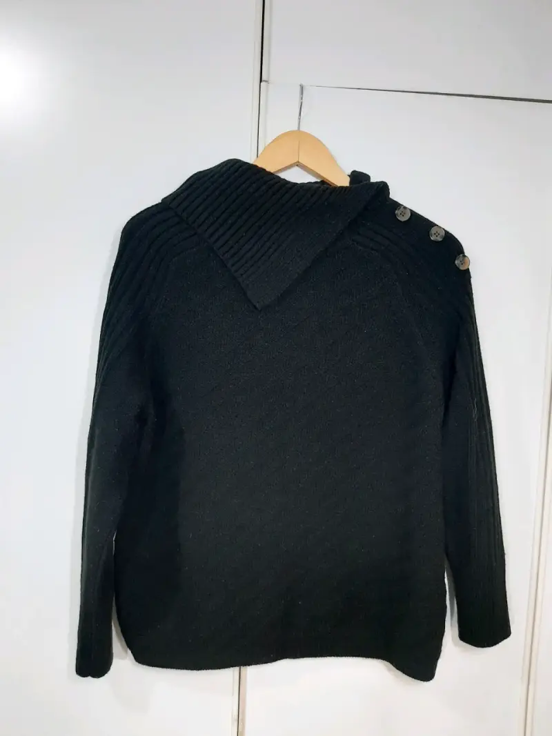Suéter negro con cuello alto - 1