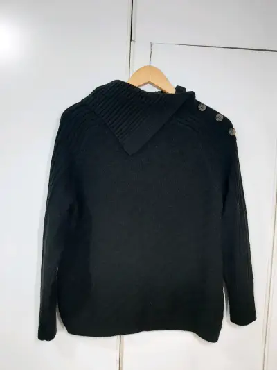 Suéter negro con cuello alto - miniatura 1