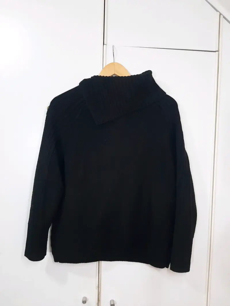 Suéter negro con cuello alto - 2