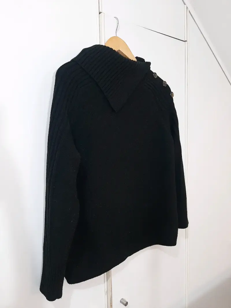 Suéter negro con cuello alto - 3