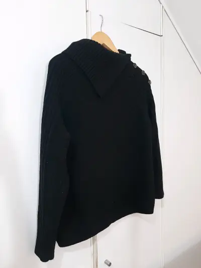 Suéter negro con cuello alto - miniatura 3