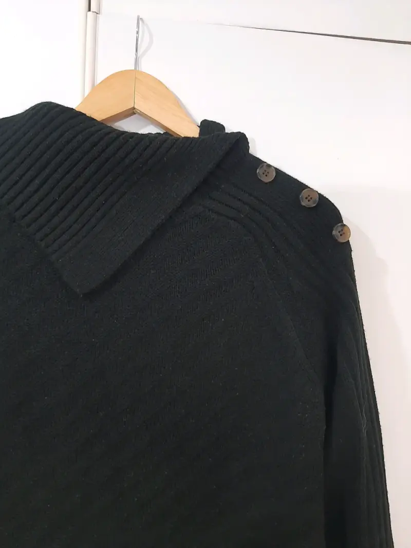Suéter negro con cuello alto - 4