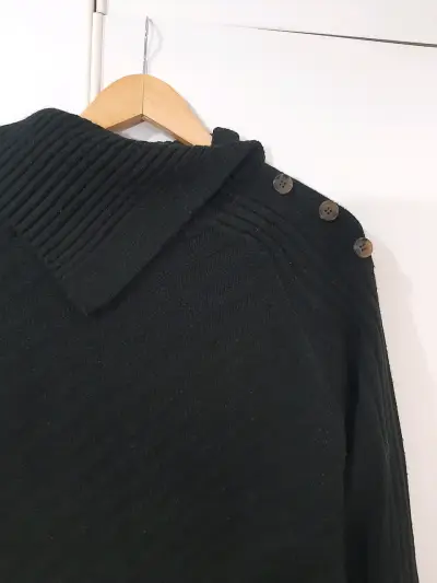 Suéter negro con cuello alto - miniatura 4