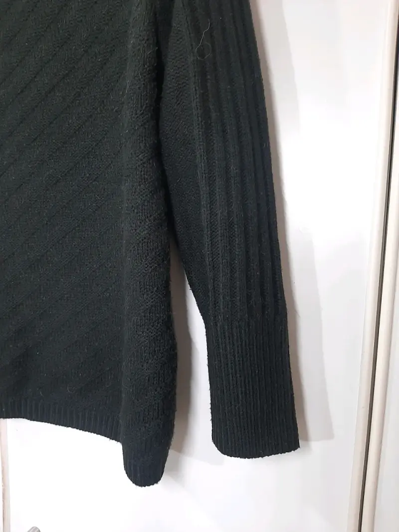 Suéter negro con cuello alto - 5