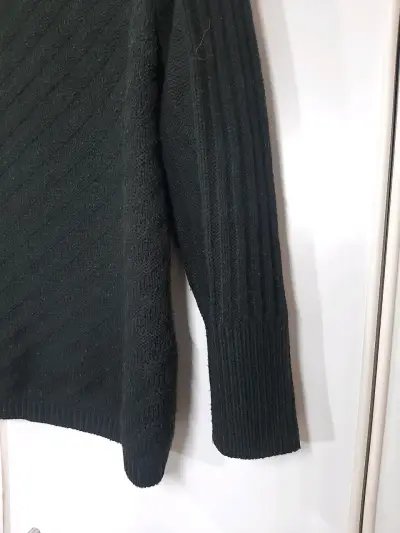 Suéter negro con cuello alto - miniatura 5