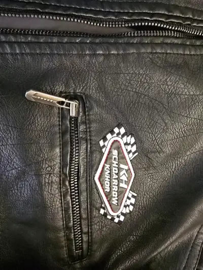 Chaqueta de ecuero para motociclista. - miniatura 3