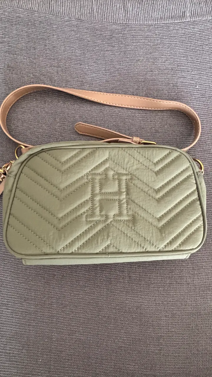Cartera de cuero verde con diseño acolchado