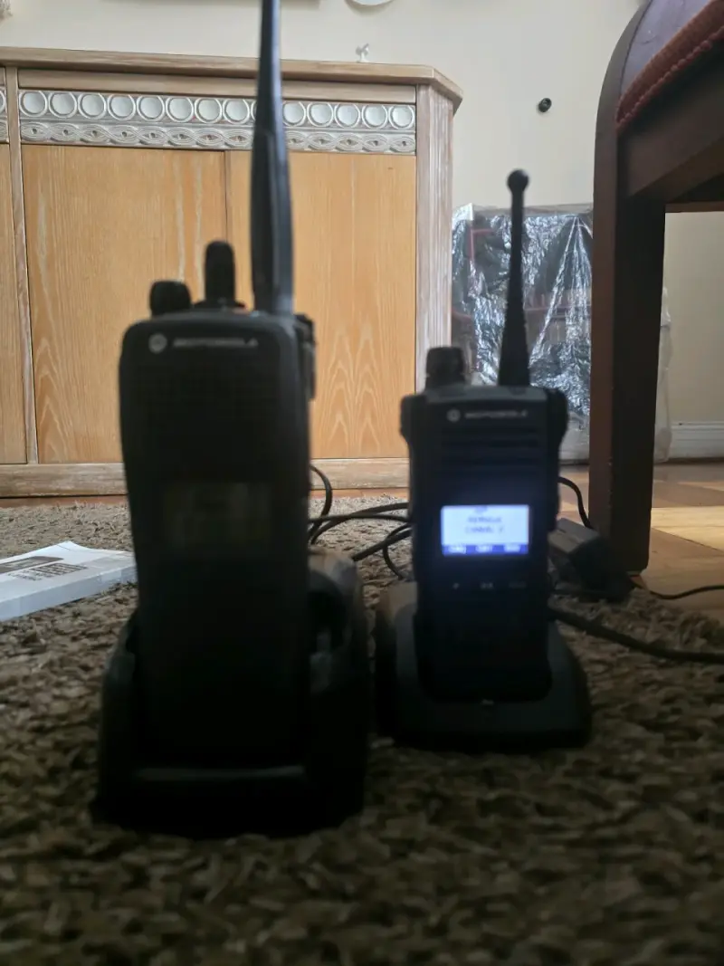 Radios Walkie Talkie Motorola con Cargadores - 2