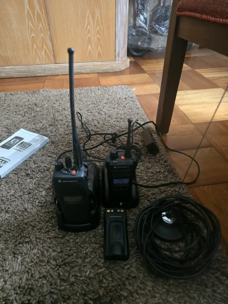 Radios Walkie Talkie Motorola con Cargadores - 5