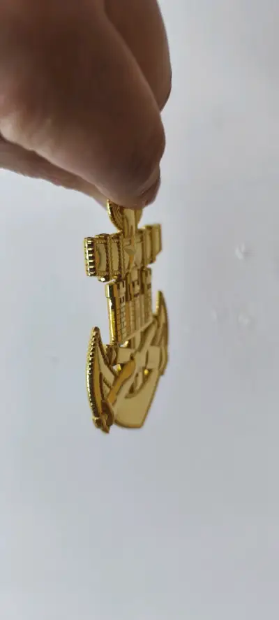 Insignia dorada de metal con diseño de ancla - miniatura 1