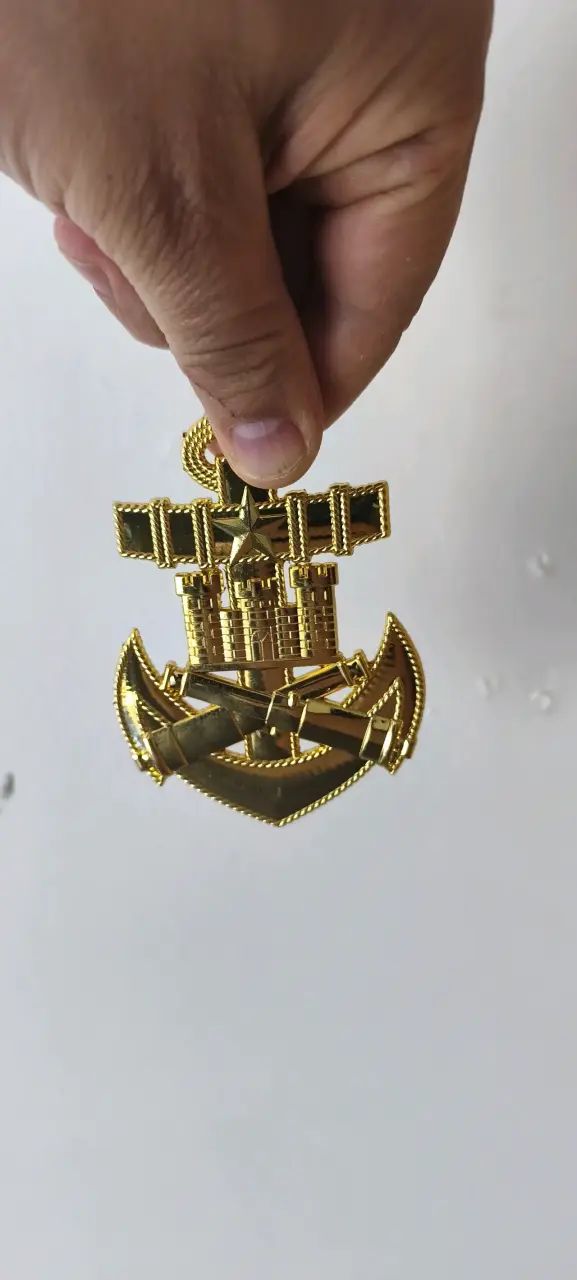 Insignia dorada de metal con diseño de ancla - 2