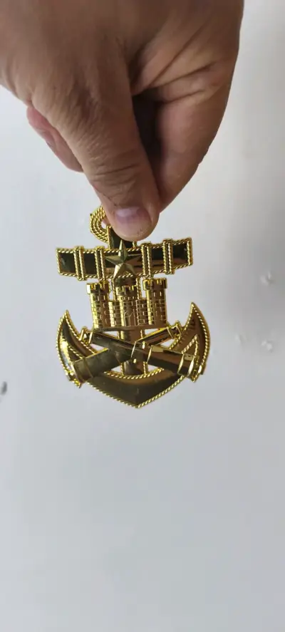 Insignia dorada de metal con diseño de ancla - miniatura 2
