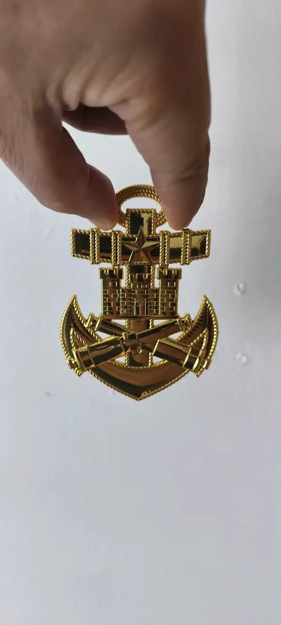 Insignia dorada de metal con diseño de ancla - 3
