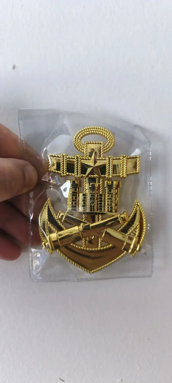Insignia dorada de metal con diseño de ancla - 4