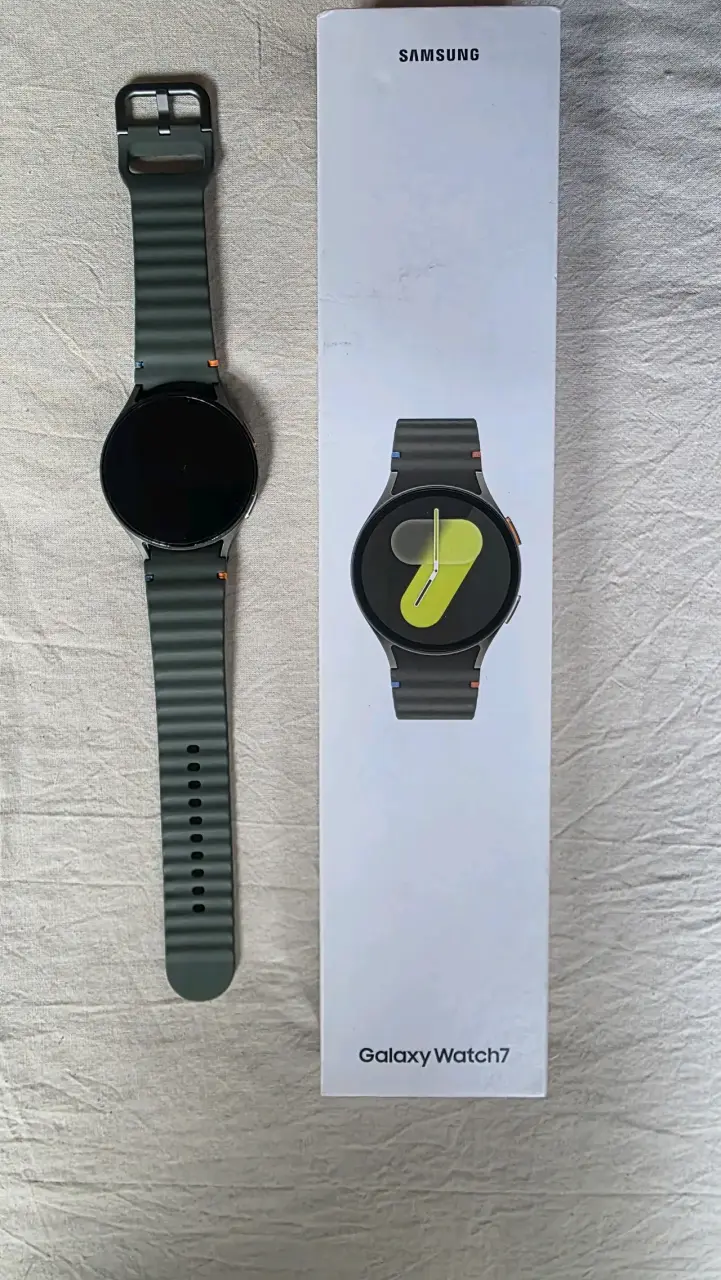Samsung Galaxy Watch 7 con correa verde - 1