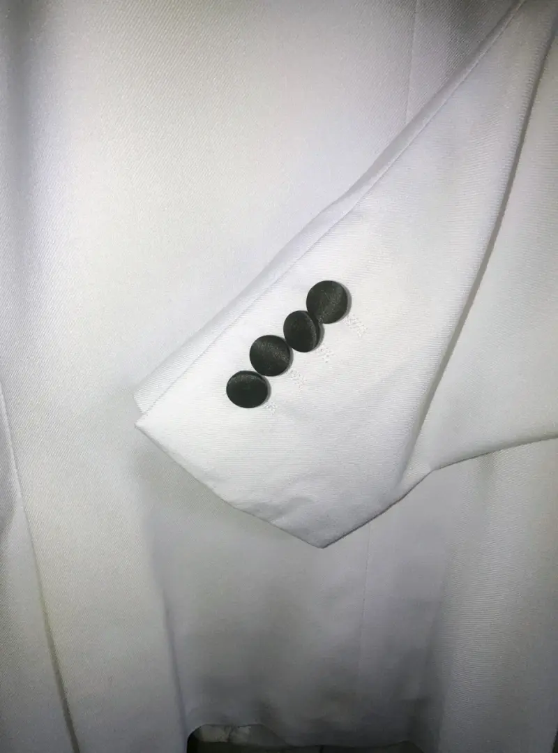 Blazer Blanco con Detalles Negros - 2