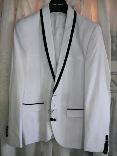 Blazer Blanco con Detalles Negros - miniatura 4