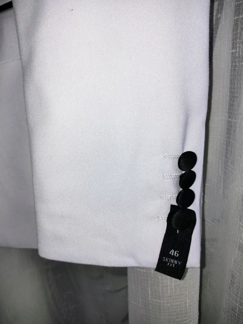 Blazer Blanco con Detalles Negros - 6