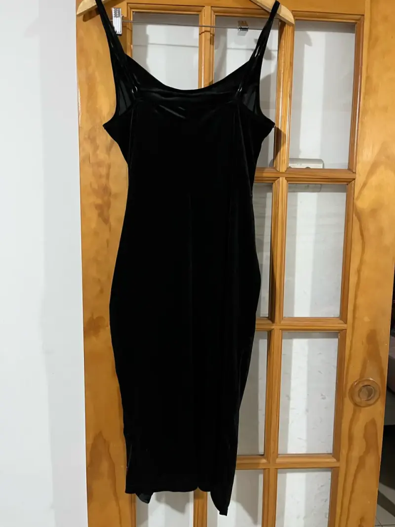 Vestido negro de terciopelo elegante - 1