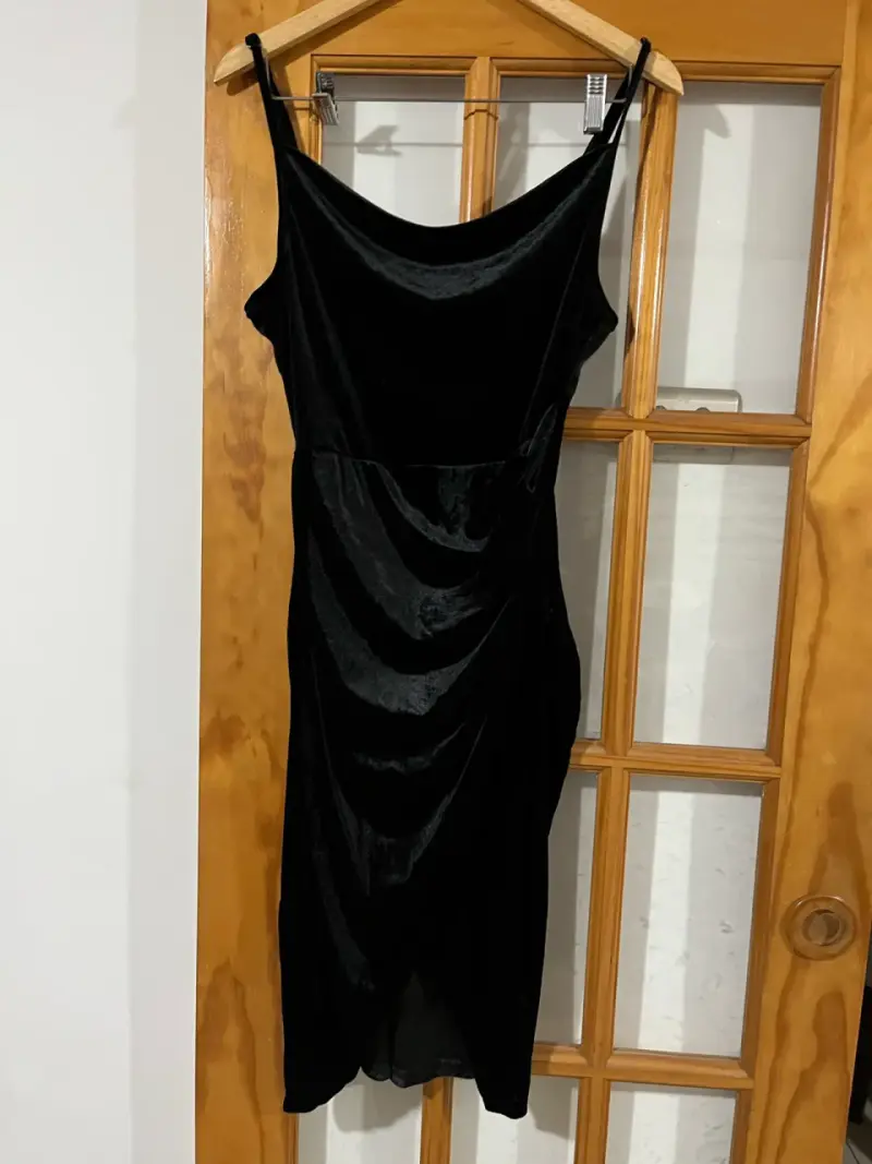 Vestido negro de terciopelo elegante - 2